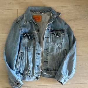 Levi’s vintage fit size small oversized denim